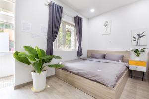 Postel nebo postele na pokoji v ubytování Dlux Saigon