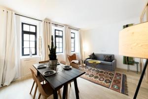 sala de estar con mesa y sofá en L'Ethnic Ambience - Superbe appartement tout confort au coeur du Vieux Lyon, en Lyon