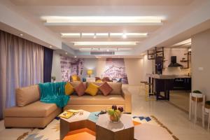 ein Wohnzimmer mit einem Sofa und einem Tisch in der Unterkunft Waterfront Designer 2BR w Pool Access - 5 min to Airport in Kairo