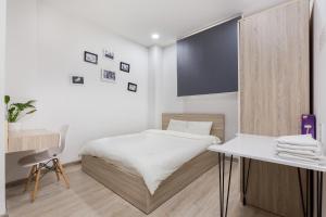 Postel nebo postele na pokoji v ubytování Dlux Saigon