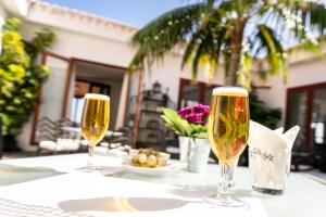 dos copas de champán sentadas en una mesa en Parador de El Hierro, en Las Casas