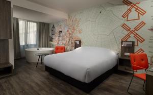 Een bed of bedden in een kamer bij Inntel Hotels Amsterdam Centre