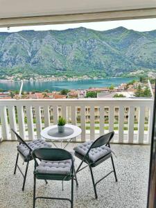 balcone con tavolo, sedie e vista sulle montagne di Ana's Place a Kotor (Cattaro)