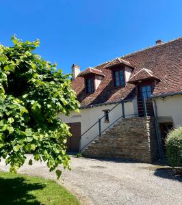 una antigua casa de piedra con entrada de piedra en Studio Le Gachet en Pouligny-Notre-Dame