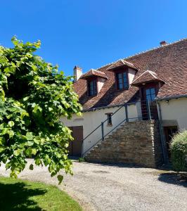 an old stone house with a stone driveway at Studio Le Gachet in Pouligny-Notre-Dame