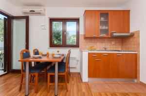 Kuchyň nebo kuchyňský kout v ubytování Apartments Ricina + 29 fotografií