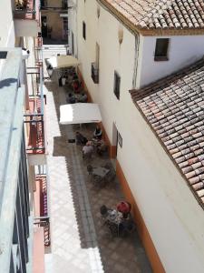 una vista aérea de un edificio con mesas y sillas en Hotel Mesón El Número Uno, en Antequera