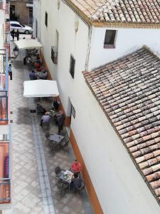 una vista aérea de un edificio con gente sentada en las mesas en Hotel Mesón El Número Uno, en Antequera