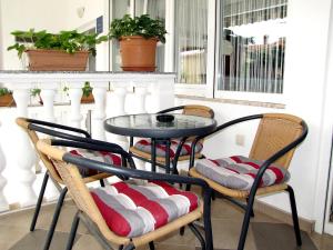 un tavolo con 2 sedie e un tavolo sul balcone di Apartments Klanac a Zara (Zadar)