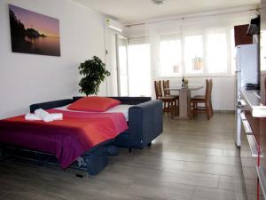 una camera con letto e tavolo e una cucina di Apartments Klanac a Zara (Zadar)