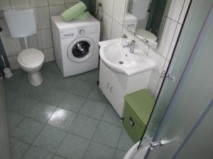 un bagno con lavatrice e lavandino di Apartments Klanac a Zara (Zadar) Altre 152 foto