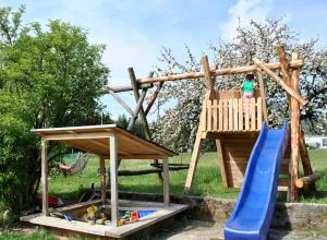 Children's play area sa Ferienwohnung Leitner