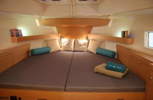 a small bed in the middle of a boat at Jacht motorowy Platinum 989 FLYbridge – 115 KM in Wilkasy