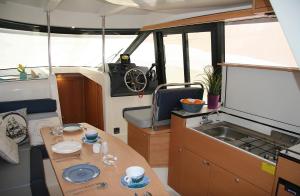 a kitchen with a table and a sink in a boat at Jacht motorowy Platinum 989 FLYbridge – 115 KM in Wilkasy