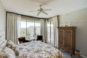 sypialnia z łóżkiem i wentylatorem sufitowym w obiekcie High Pointe Condos w mieście Seacrest +17 zdjęć