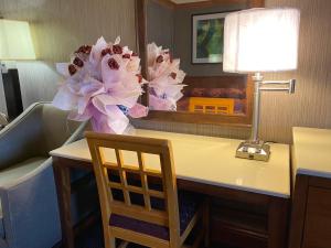 聖蓋博的住宿－貴賓酒店，一张桌子,房间配有灯和镜子