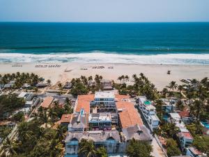 an aerial view of a beach with a building and the ocean at Hotel Rockaway in Puerto Escondido