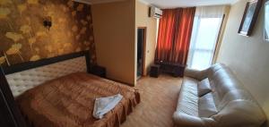 a living room with a bed and a couch at LA CANAPELE ROCK in Vama Veche