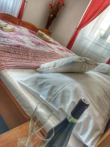 Posteľ alebo postele v izbe v ubytovaní Hotel a Hostinec Tálský mlýn