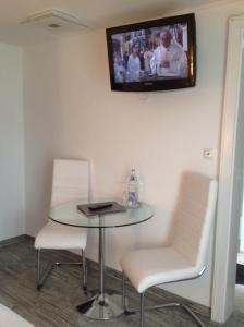TV a/nebo společenská místnost v ubytování Hotel-Garni Fels