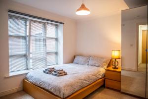 Tempat tidur dalam kamar di Bookbinders Apartments Leeds City Centre