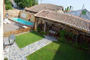Výhľad na bazén v ubytovaní 6 bedrooms villa with private pool and furnished garden at Campo de Cuellar alebo v jeho blízkosti