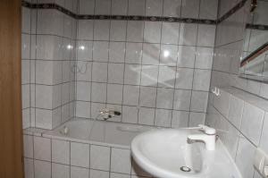 Kylpyhuone majoituspaikassa Ferienhaus an der Mosel