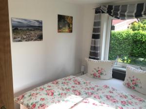 a bedroom with a bed and a window at Gästehaus am Fischerweg in Lauterbach