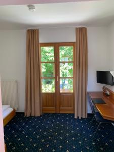 TV a/nebo společenská místnost v ubytování Hotel Erlenbacher Hof