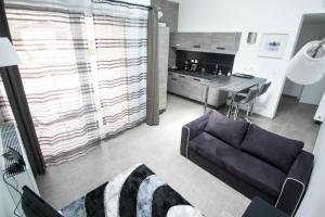 a living room with a couch and a table at Nuitée en appartement in Marignier