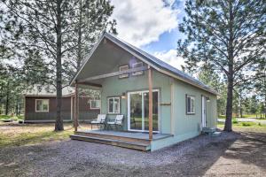 Cette petite maison dispose d'une terrasse couverte. dans l'établissement Kalispell Cabin 28 Miles to Glacier National Park!, à Kalispell