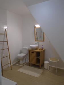 baño con lavabo, aseo y escalera en L'élie sous les noyers, Le gite, en Clérieux