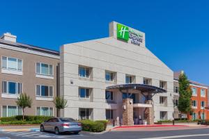 Un hotel con un coche aparcado delante. en Holiday Inn Express Elk Grove West I-5 by IHG, en Elk Grove