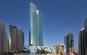 grupa wysokich budynków w mieście w obiekcie InterContinental Doha The City by IHG w mieście Doha
