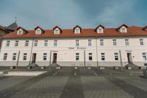 ein großes weißes Gebäude mit rotem Dach in der Unterkunft Heritage Hotel Frankopan in Ogulin