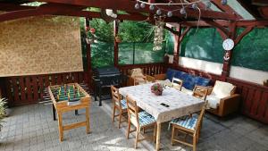 Patio alebo iná vonkajšia časť ubytovania Liliána Vendégház
