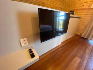 En tv och/eller ett underhållningssystem på Cabana no Vale dos Vinhedos