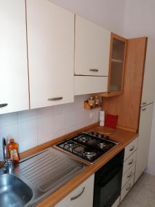 Kuchnia lub aneks kuchenny w obiekcie Ortensia - Sanremo Apartments