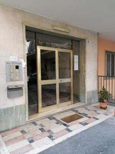 wejście do budynku ze szklanymi drzwiami w obiekcie Ortensia - Sanremo Apartments w San Remo +22 zdjęcia
