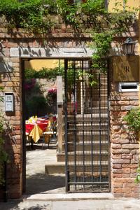 un accès à un bâtiment avec une porte en fer dans l'établissement Locanda Gaffaro, à Venise