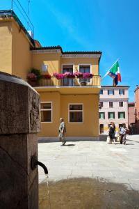 a group of people flying a kite in front of a building at Locanda Gaffaro in Venice