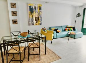 un soggiorno con divano e tavolo in vetro di The Cool Apartment a Puerto de la Cruz