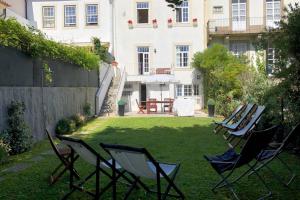 eine Gruppe von Stühlen auf dem Rasen in einem Hof in der Unterkunft Beach Golf & Garden House in Arcozelo + 36 Fotos