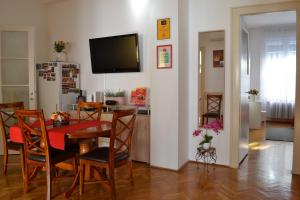 Televízia a/alebo spoločenská miestnosť v ubytovaní Paprika Apartment Grand