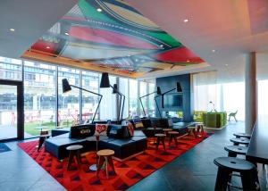 een lobby met banken en tafels in een gebouw bij citizenM Paris La Défense in Nanterre +17 foto's