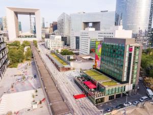 een luchtzicht op een stad met een treinstation bij citizenM Paris La Défense in Nanterre