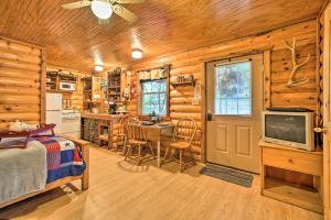 Cozy Davis Cabin with Deck - Nestled by Honey Creek! في Davis: غرفة نوم مع مطبخ وغرفة معيشة مع تلفزيون