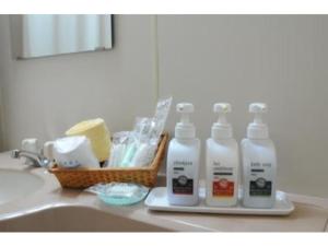 un grupo de botellas de detergente sentadas en un fregadero de cocina en Hotel Shin Osaka / Vacation STAY 81521, en Osaka