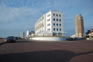 un edificio blanco al lado de una calle en Luxury Beach Studio Zandvoort, en Zandvoort