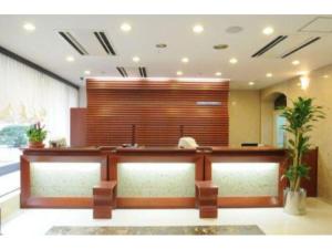 um lobby com uma sala de espera com uma prática em Hotel Shin Osaka / Vacation STAY 81525 em Osaka